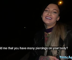 Publiek agent sexy getatoeëerde geil brutale meid nacht tijd neuken en facial