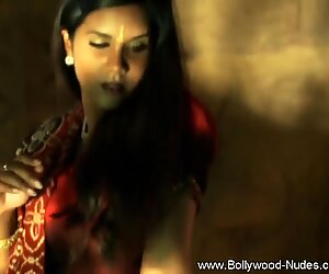 Индийская милфа милашка потрясающая, когда танцует