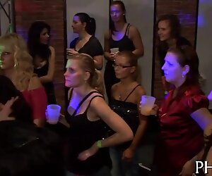Velmi žhavý skupinový sex v klubu