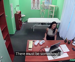 Maduras morena Jasmine Jae com grandes peitos falsos fodidos por seu médico