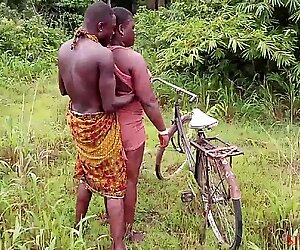 Okonkwo gaf de dorpsdode flikker een lift met zijn fiets, neukte haar buiten