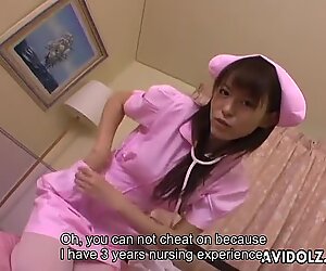 Asiatisk tonåring sköterska undersöker hans kuk erotiskt