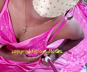 Indisk crossdresser modell lara d''_souza i rosa nattduk i satin