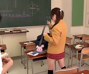 Boží japonky puberta kurva Miku Airi dostala obrovskou hubu výstřiky