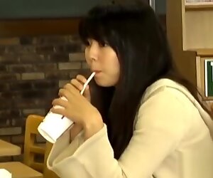 Azjatki nastolatka ściera swoją cipkę