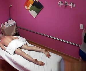Japanse masseuses die hun klant verwennen