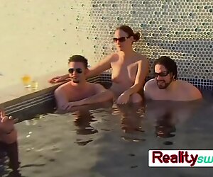 Kırmızı odada havuzda partisi olgun kadın swingers ve kızlarla büyük göğüsler için büyük bir toplu seks. bize katılın. - Büyük kırmızı