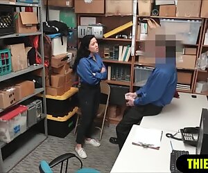 Pegawai keselamatan wanita mendapat fucked oleh rakan sekerjanya