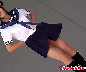 Söpö japanilainen opiskelijat tanssivat