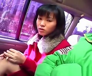 Hot ασιατικό μωρό στο αυτοκίνητο έχοντας διασκέδαση part1