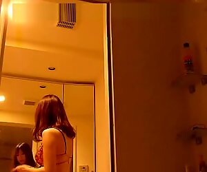 Јапанска девојка ужива у туширању