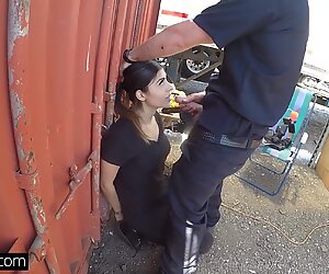 Screw the cops - latina Dålig tjej fångad sucking a cops snopp