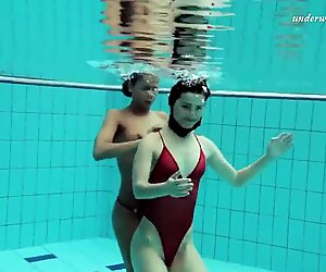 Лезбийки забавно под вода и гол стриптийз