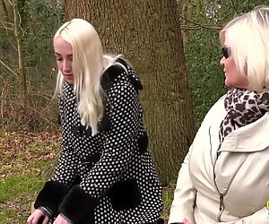 Twee blonde lesbische dames genieten van poesje likken