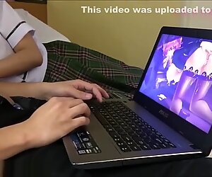 Filippínó lány high school diák playing nutaku játék w/ classmate gets krémes süti