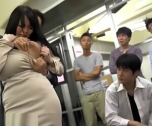 Asiatische Riesentitten lecken ihre riesigen Brüste