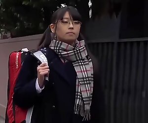Hete Japanse tiener Airi Sato zuigt op leraren grote pik
