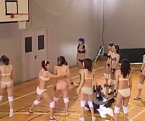 Любители азиатское девушки играют обнаженными в баскетбол