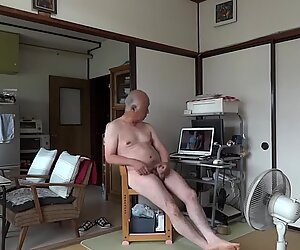 Japonki starzy masturbacja wyprostowany penis płynie nasieniem